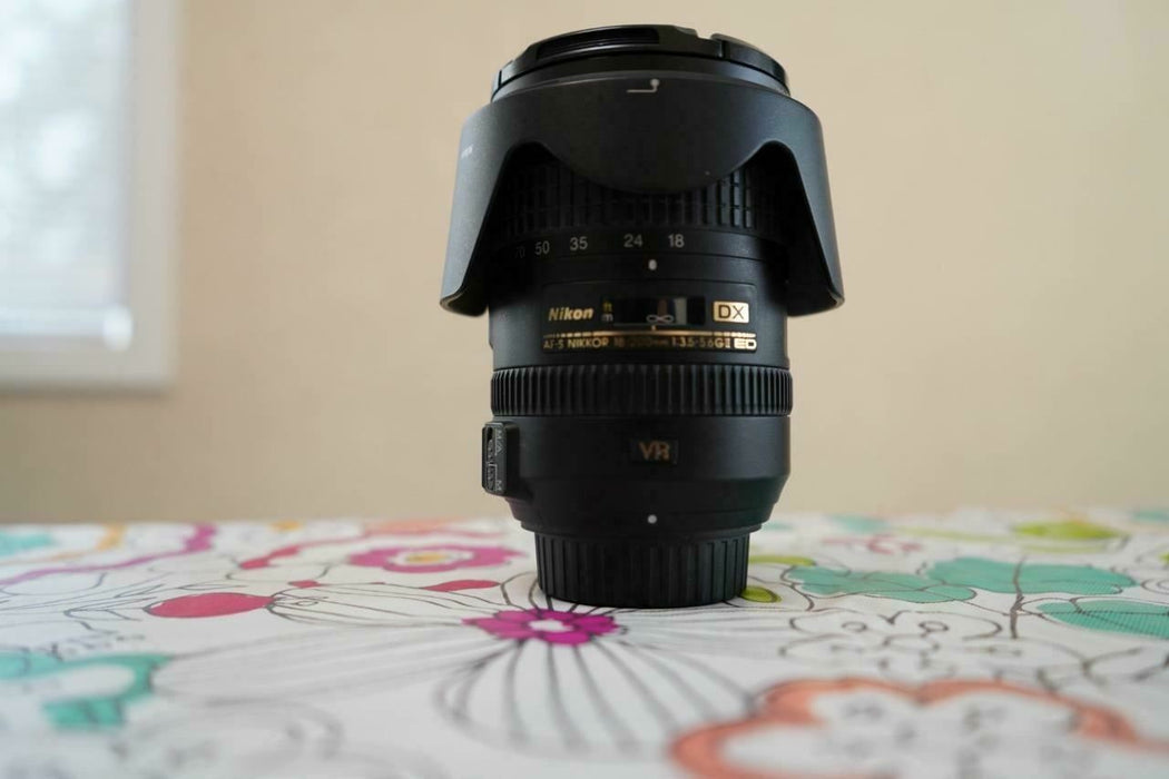 Nikon Zoom Nikkor 18-200 AF-S VR 3.5-5.6G Camera Lens Mint Condition