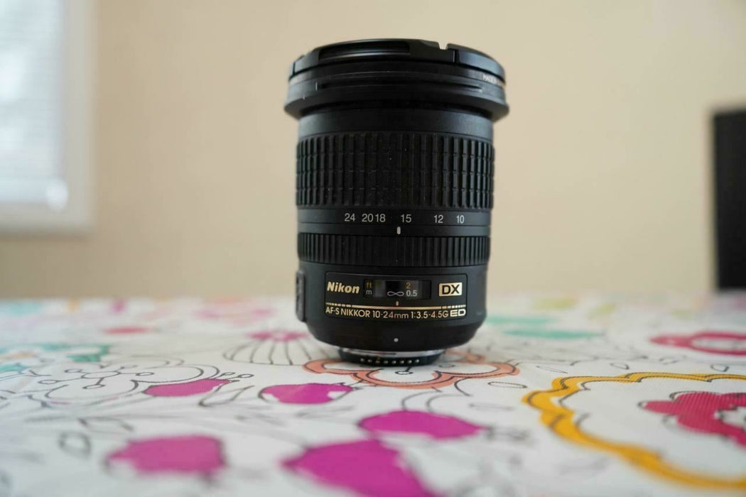 Nikon Zoom Nikkor 10-24 AF-S VR 3.5-4.6G Camera Lens Mint Condition
