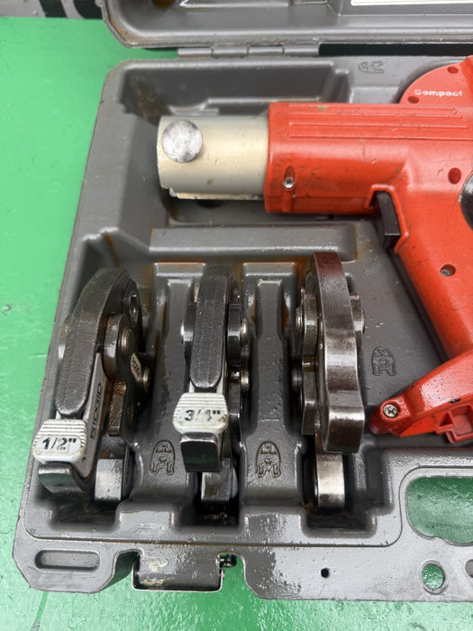RIDGID 100-B Press Tool Kit 1/2" - 3/4" - 1" Jaws Battery & Charger.  Works Fine