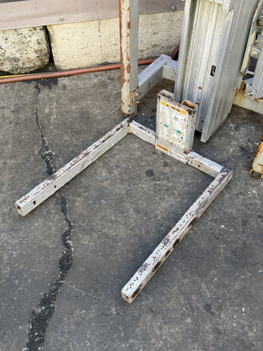 Genie Superlift Contractor, SLC- 24, 650 lbs Load Capacity, Lift Height 24' Nice