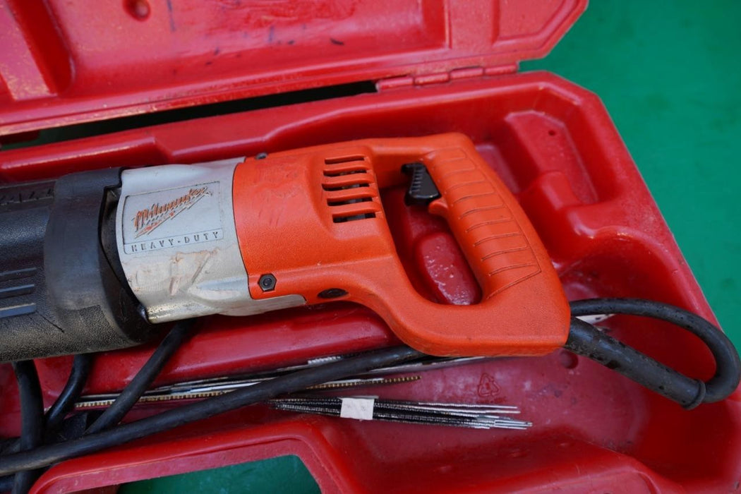 Milwaukee Sawzall Reciprocating Saw 120 volts  Works well Nice