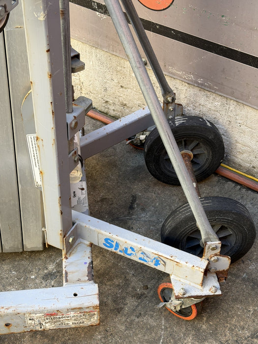 Genie Superlift Contractor, SLC- 24, 650 lbs Load Capacity, Lift Height 24' Nice