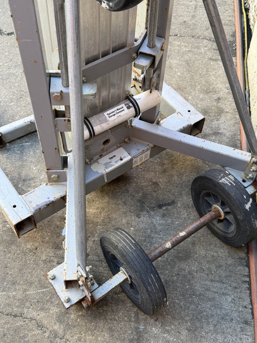 Genie Superlift Contractor, SLC- 24, 650 lbs Load Capacity, Lift Height 24' Nice