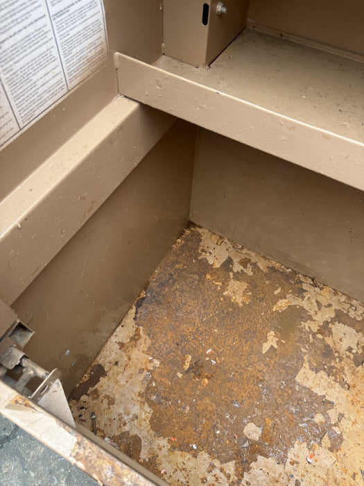 KNAACK 89 Piano-Style Jobsite Box 60"x30"x49" 47.8cu ft.  Good Condition.