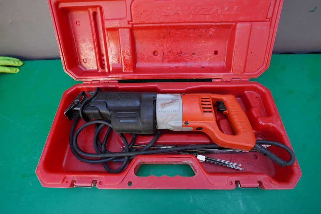 Milwaukee Sawzall Reciprocating Saw 120 volts  Works well Nice