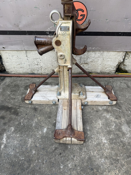 Simplex A1029 Aluminum Railroad Jack 10 Ton Capacity   Works Fine.