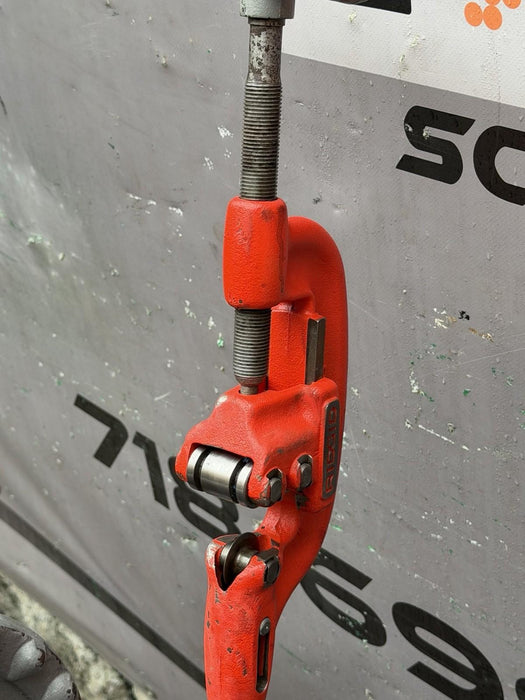 Ridgid 300 Compact Pipe Threader, Rolling Cart, (2) 811a 1/2 - 2" Dies 1224, 535