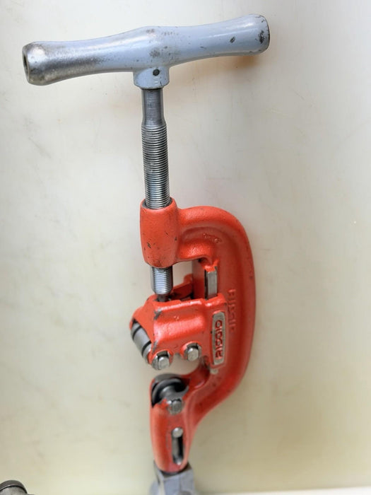 Ridgid 300 Carriage Pipe Cutter, Reamer, 811 Die, Handle 100% Genuine Nice  BG4