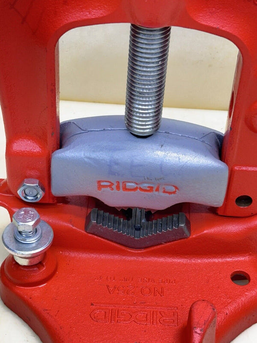 RIDGID Tools USA ~ 25A Bench Yoke Pipe Vise ~ 812-332-526 ~ 1/8" to 4" MINT