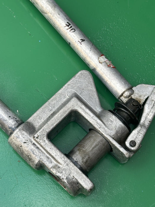 GREENLEE TOOLS 710 METAL STUD PUNCH FOR 1-11/32" DIAMETER HOLE ( 1" CONDUIT) #1