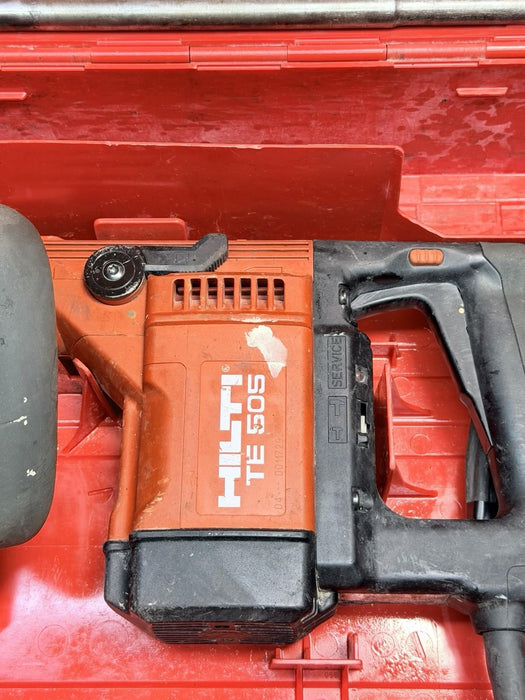 HILTI TE 505 ROTARY CONCRETE HAMMER DRILL CORDED W/ HANDLE, BITS & CASE