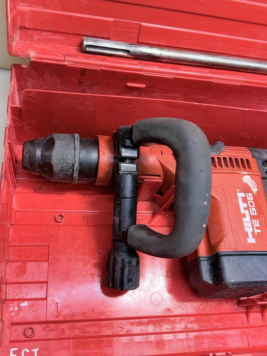 HILTI TE 505 ROTARY CONCRETE HAMMER DRILL CORDED W/ HANDLE, BITS & CASE