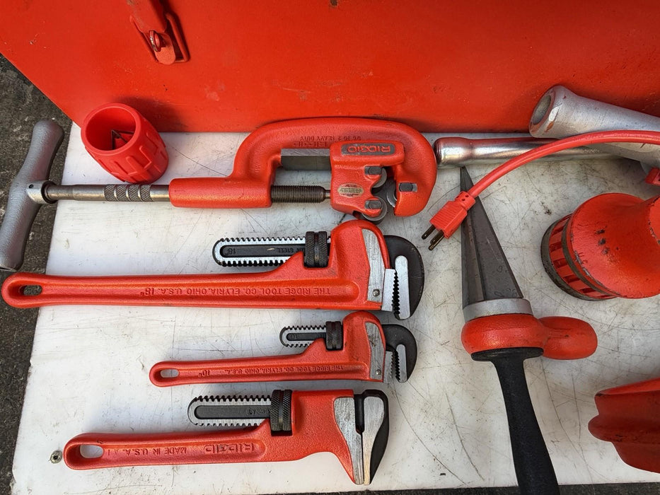 RIDGID 700 PIPE THREADER, 1/2"- 2" 12R DIE SET, REAMER, CUTTER, BOX, REFURBISHED