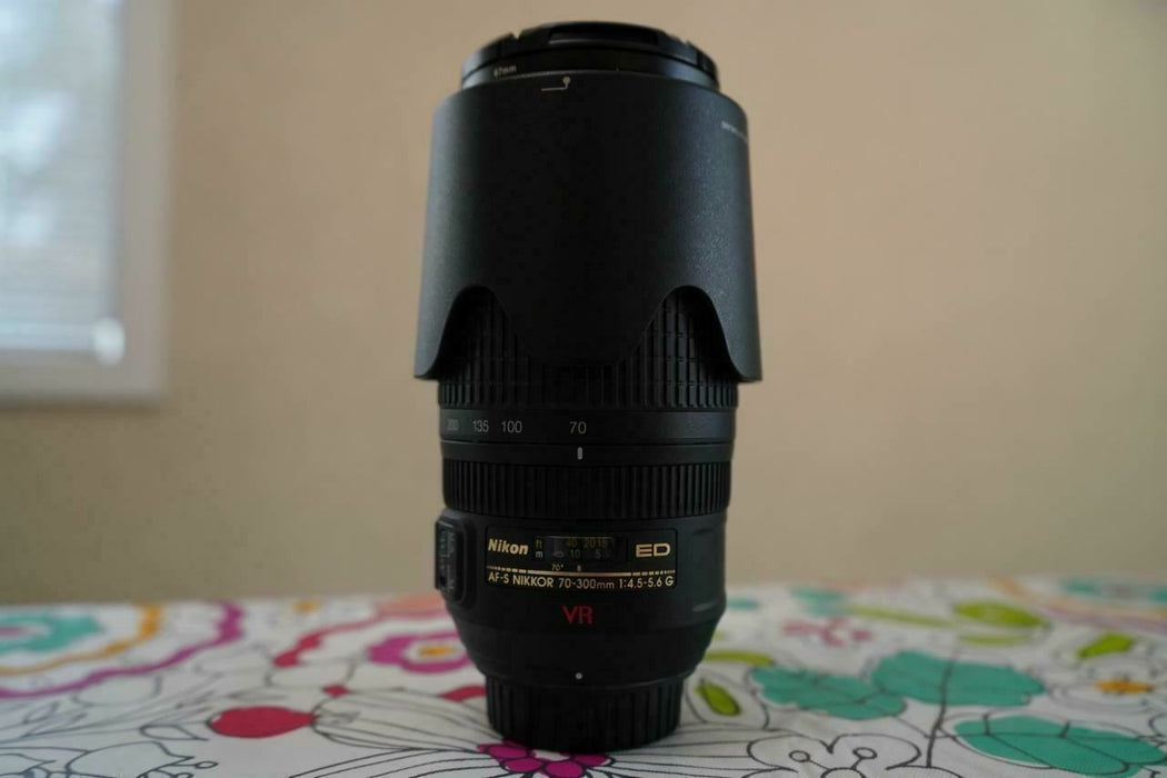 Nikon Zoom Nikkor 70-300 AF-S VR 4.5-5.6G Camera Lens Mint Condition